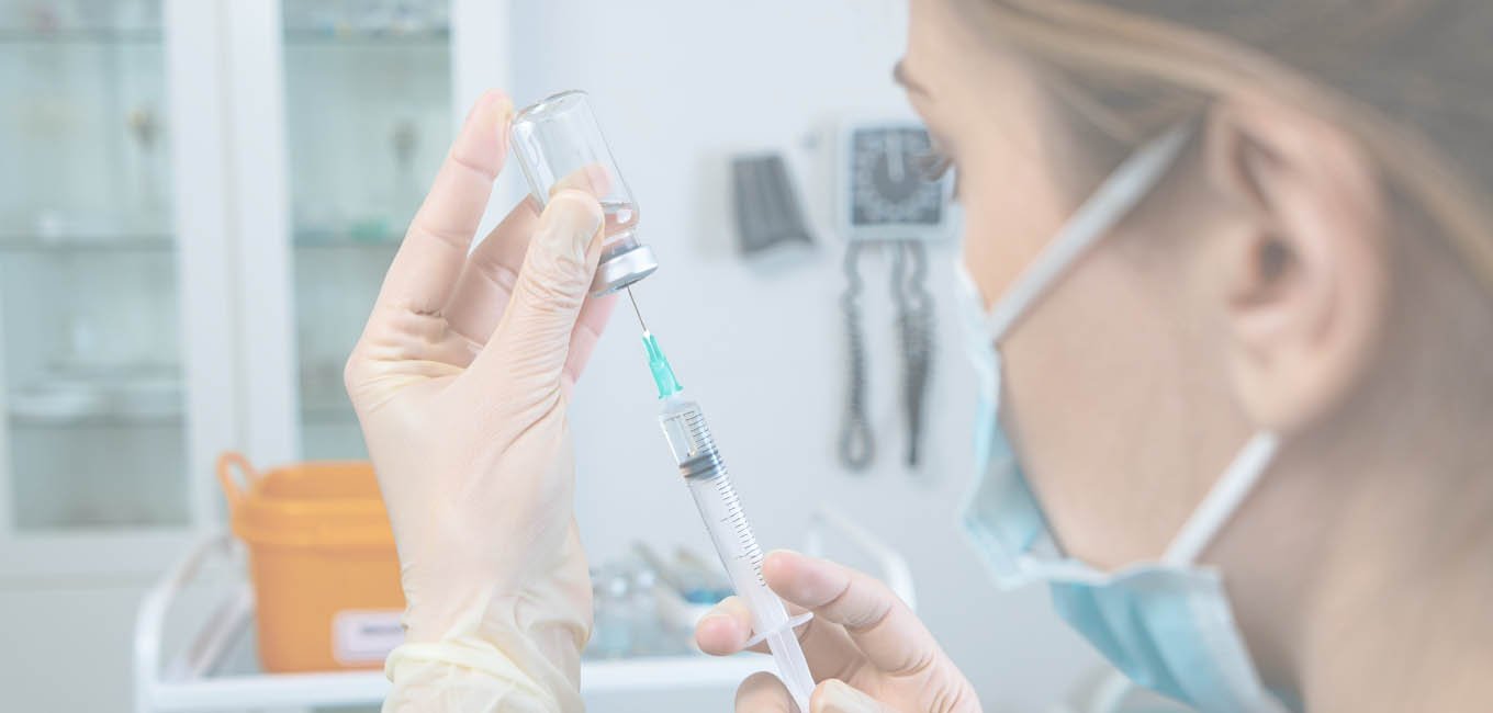 Специалист проводит подготовку инъекционного препарата
