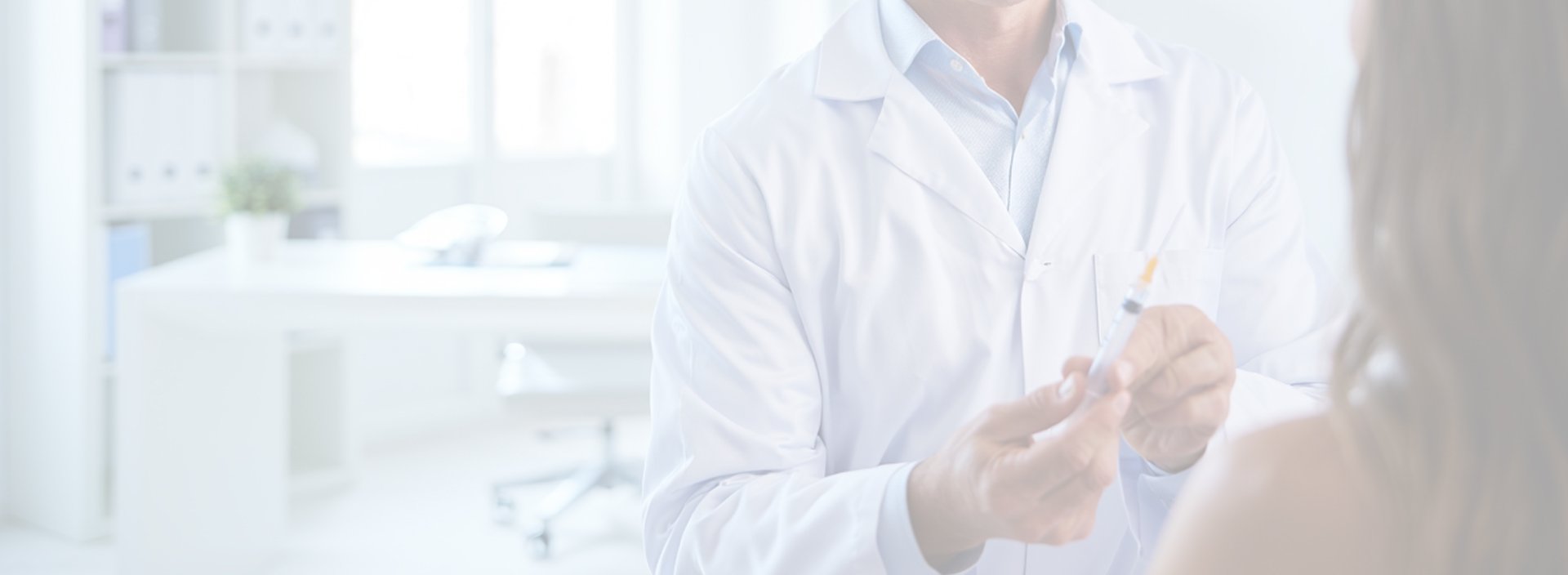 Врач объясняет пациенту процедуру