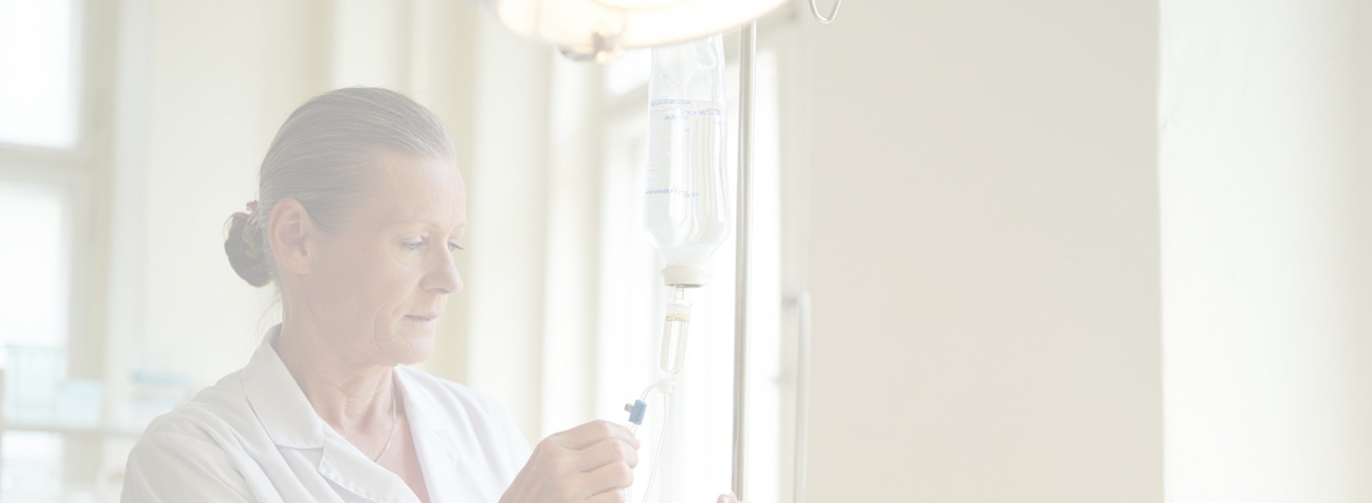 Врач ставит капельницу на дому